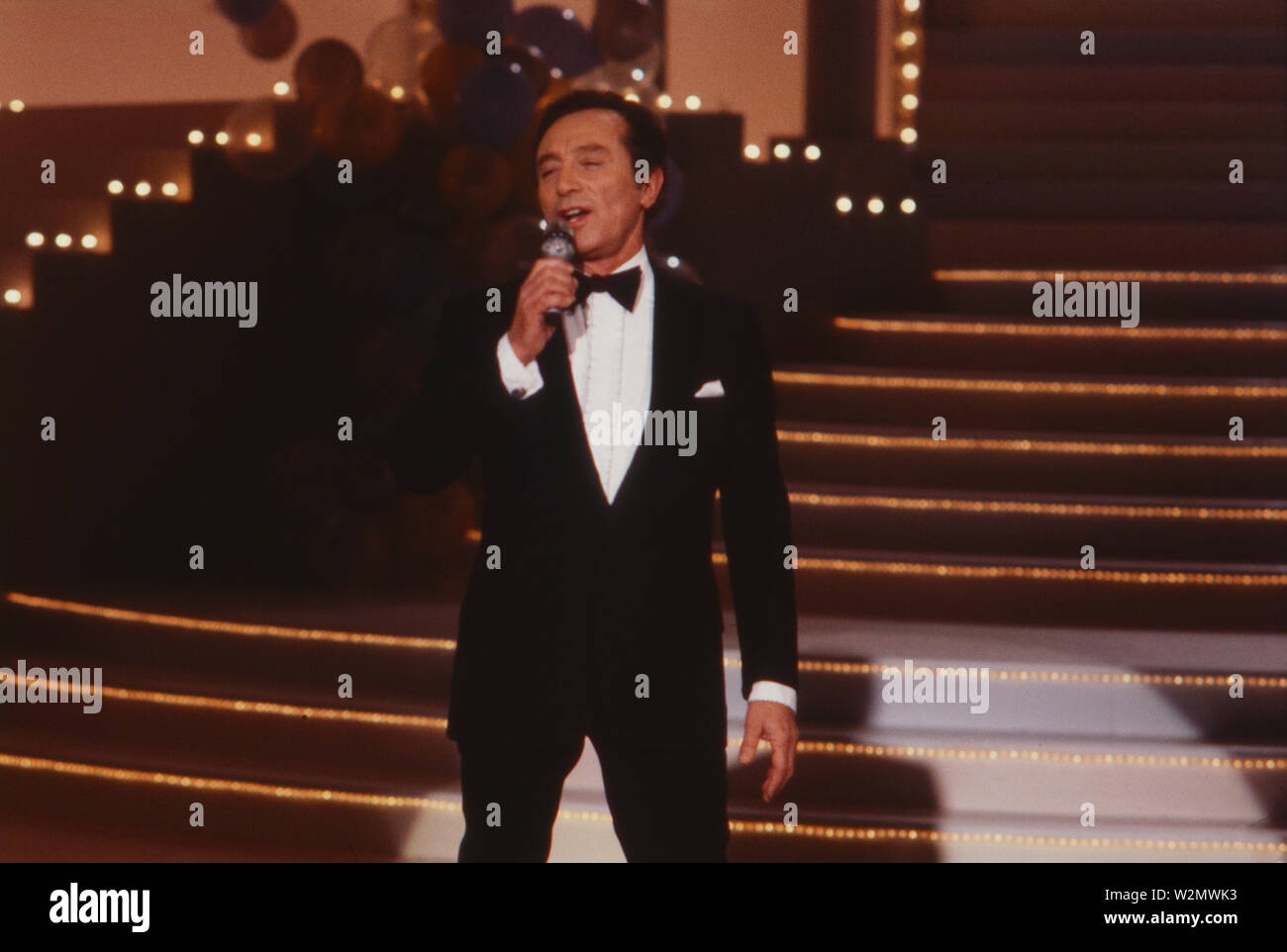 Al Martino, amerikanischer Sänger, bei einem Auftritt in Deutschland, 1987. American singer Al Martino performing in Germany, 1987. Stock Photo