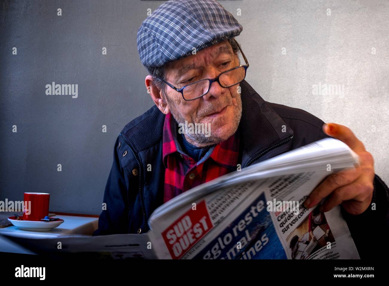 France, Nouvelle Aquitaine, Gironde, older man at café 'Le Coin du Sultan' at Bordeaux. Stock Photo