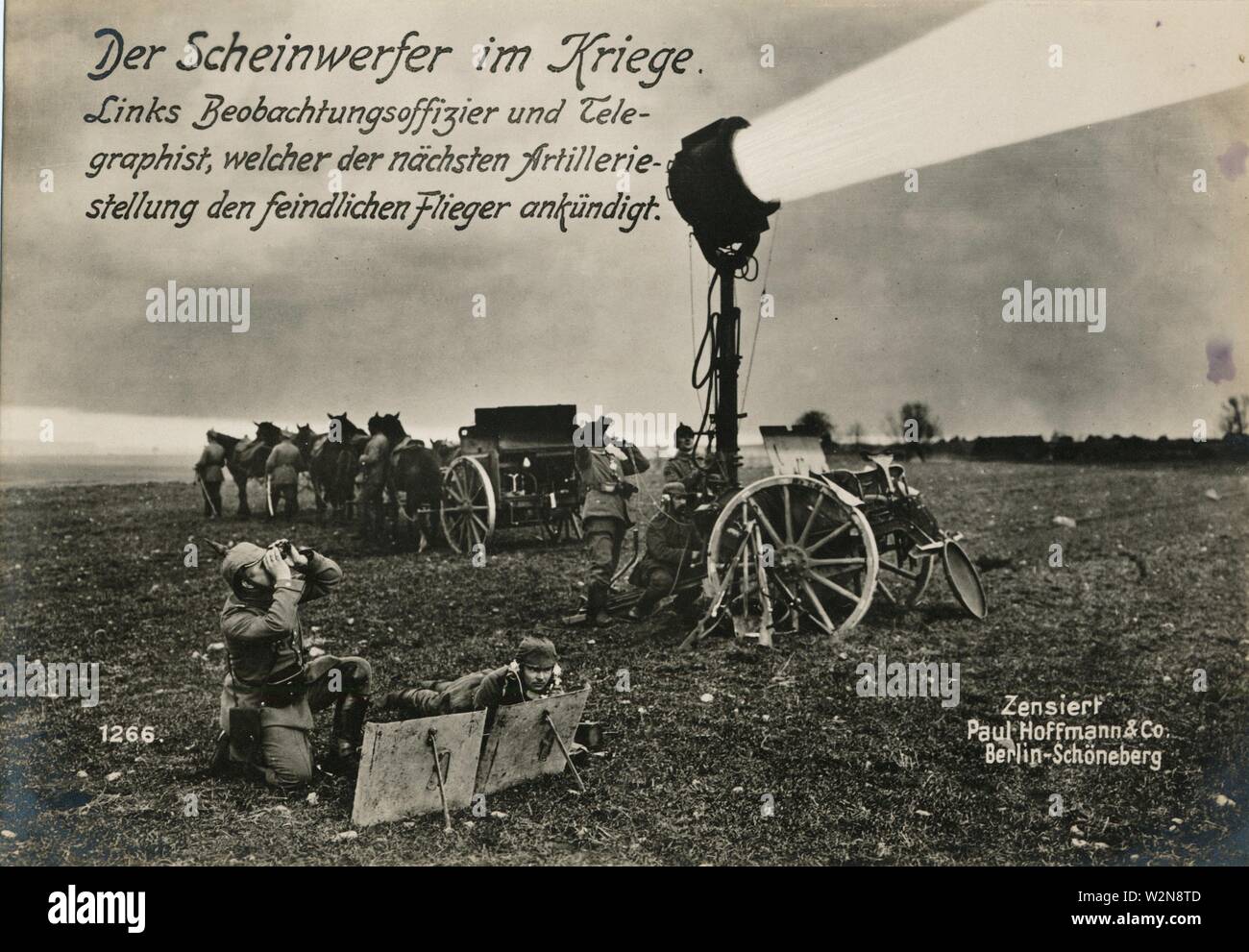 Der Scheinwerfer im Kriege. Links Beobachtungsoffizier und Telegraphist, welcher der nächsten Artilleriestellung den feindlichen Flieger ankündigt. Stock Photo