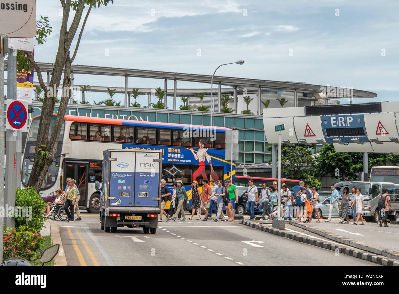 Singapore pedestrian crossing hi-res stock photography and images - Alamy