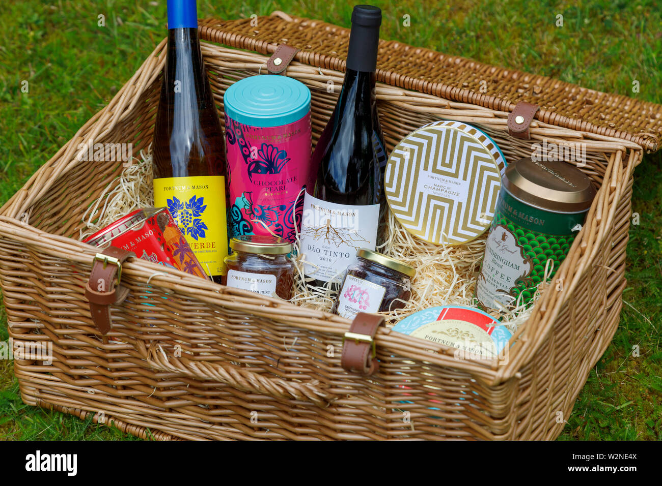 Fortnum and mason hamper hi-res stock photography and images - Alamy