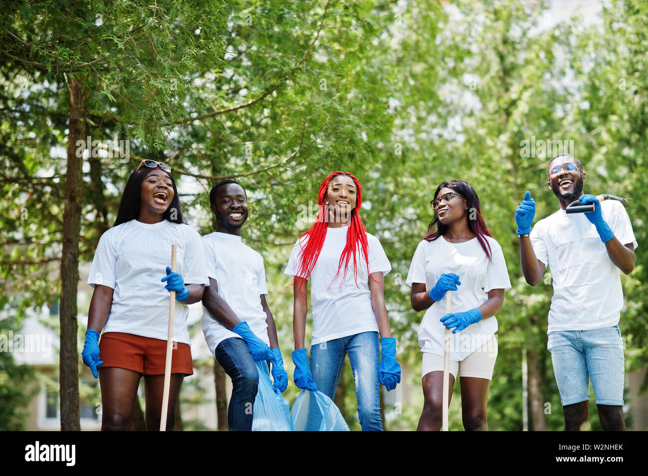 Young people volunteering africa hi-res stock photography and images ...