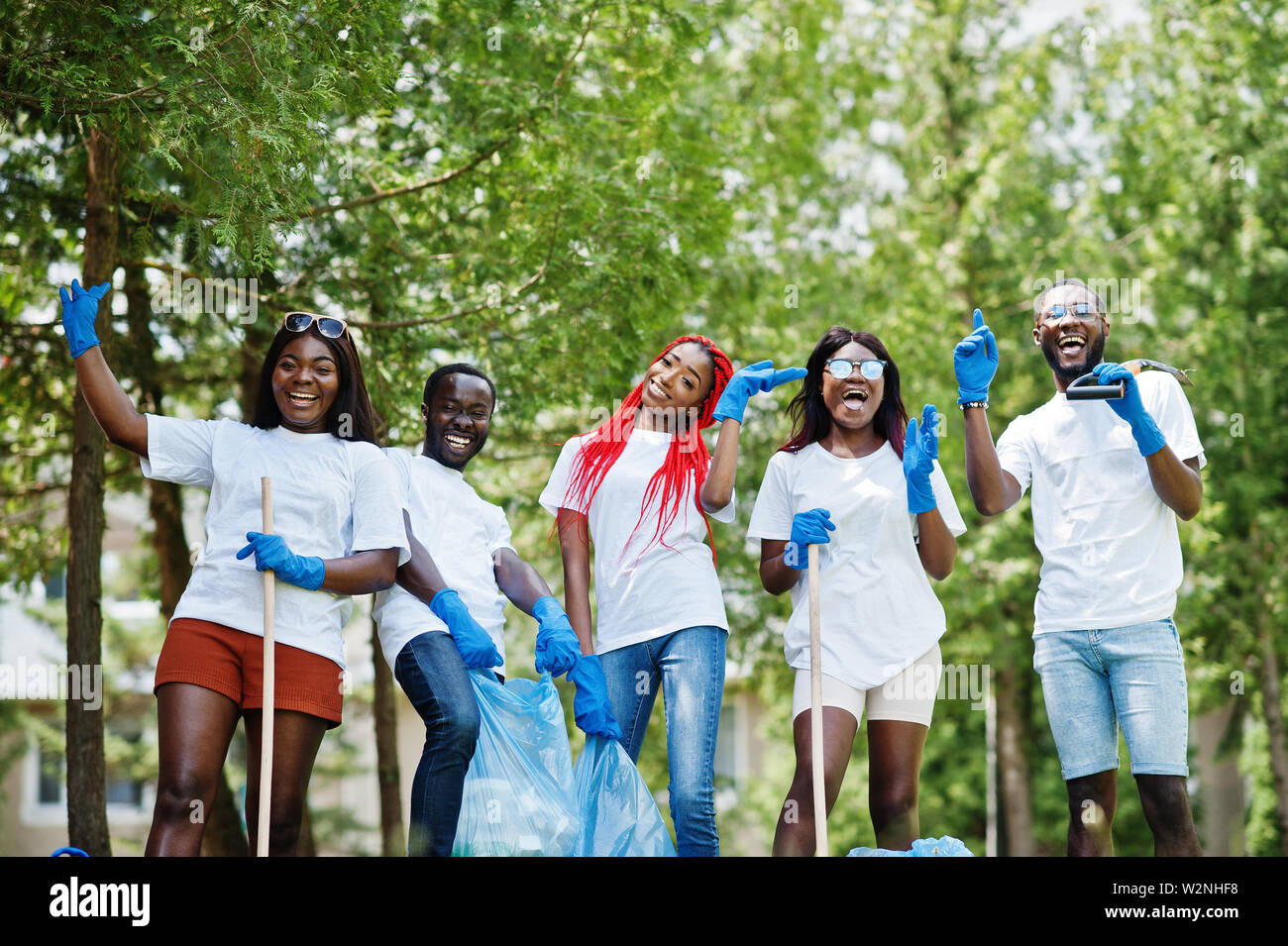 Young people volunteering africa hi-res stock photography and images ...