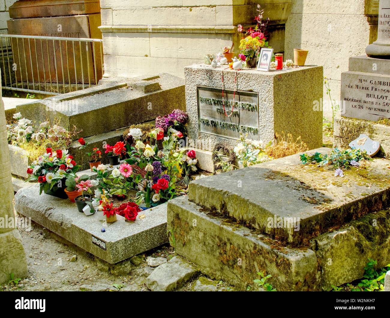 grave of Jim Morrison, Pere Lachaise Cemetery, Paris, France Stock Photo -  Alamy