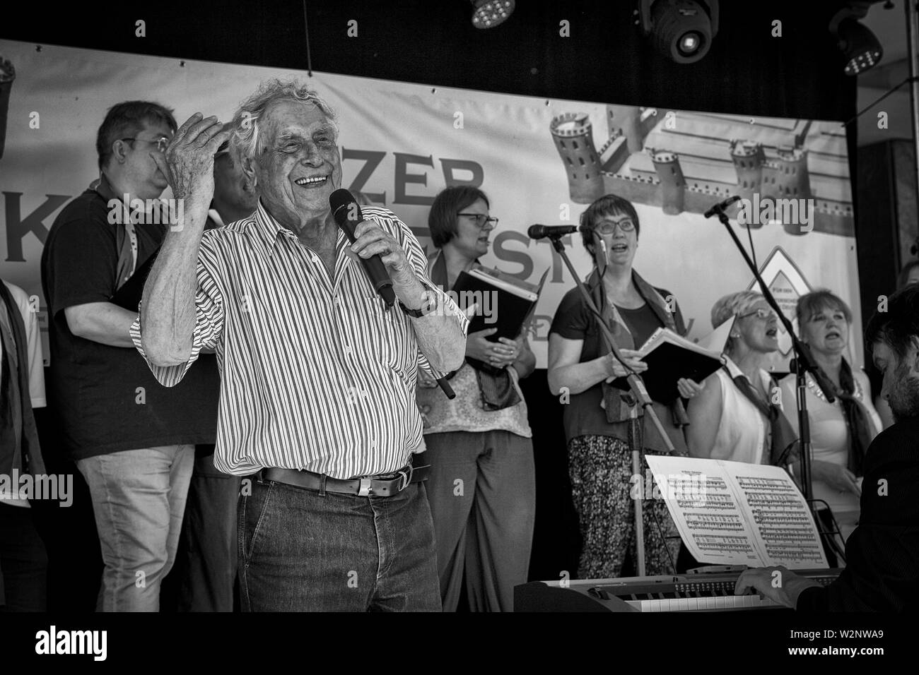 the 93 year old singer Ludwig Sebus at a gig in the district Deutz, Cologne, Germany.  der 93 Jahre alte Saenger Ludwig Sebus bei einem Auftritt in De Stock Photo