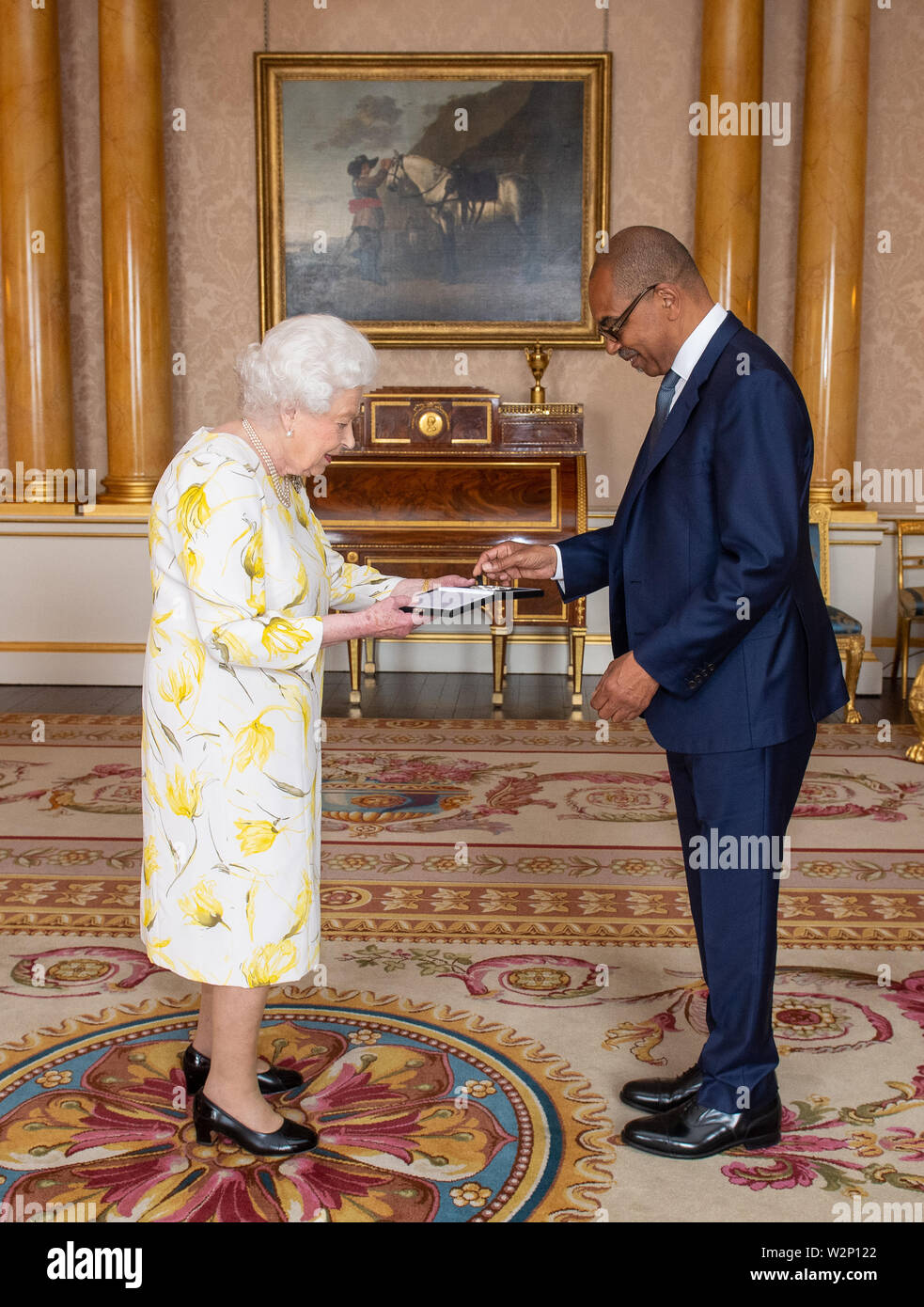 Queen elizabeth ii receives jazz musician gary crosby hires stock