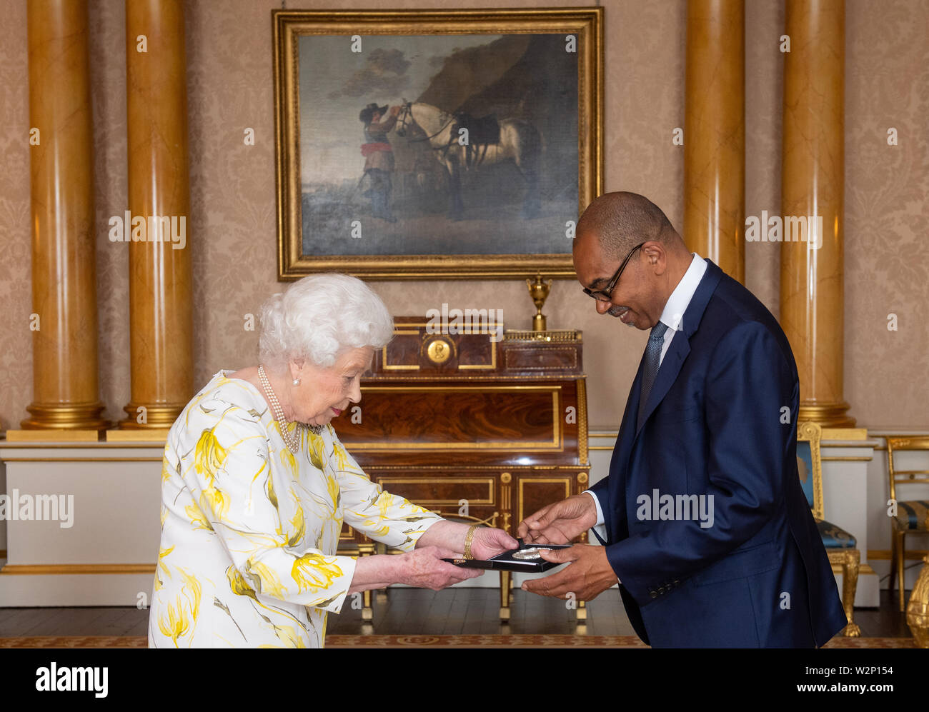 Queen elizabeth ii receives jazz musician gary crosby hires stock