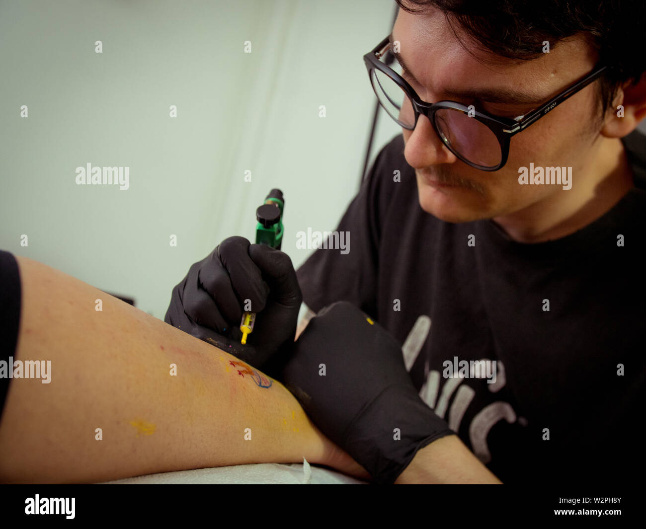 Professional tattoo artist hi-res stock photography and images - Alamy
