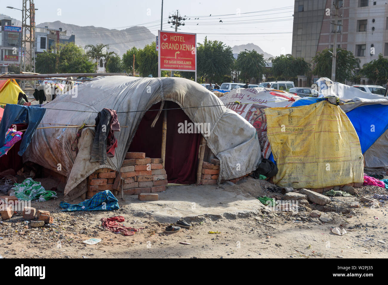Ajmer, India - February 07, 2019: Poor people come with family to the city from the village for work. And they living in the street in tent home. Raja Stock Photo