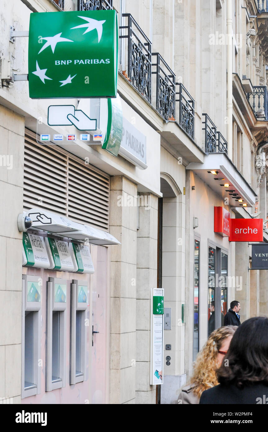 Parigi Francia, sede centrale dell'edificio Avenue Champs Elysees, Night  Bank (ex CCF Bank, ora LVMH) Vista angolare bassa Foto stock - Alamy