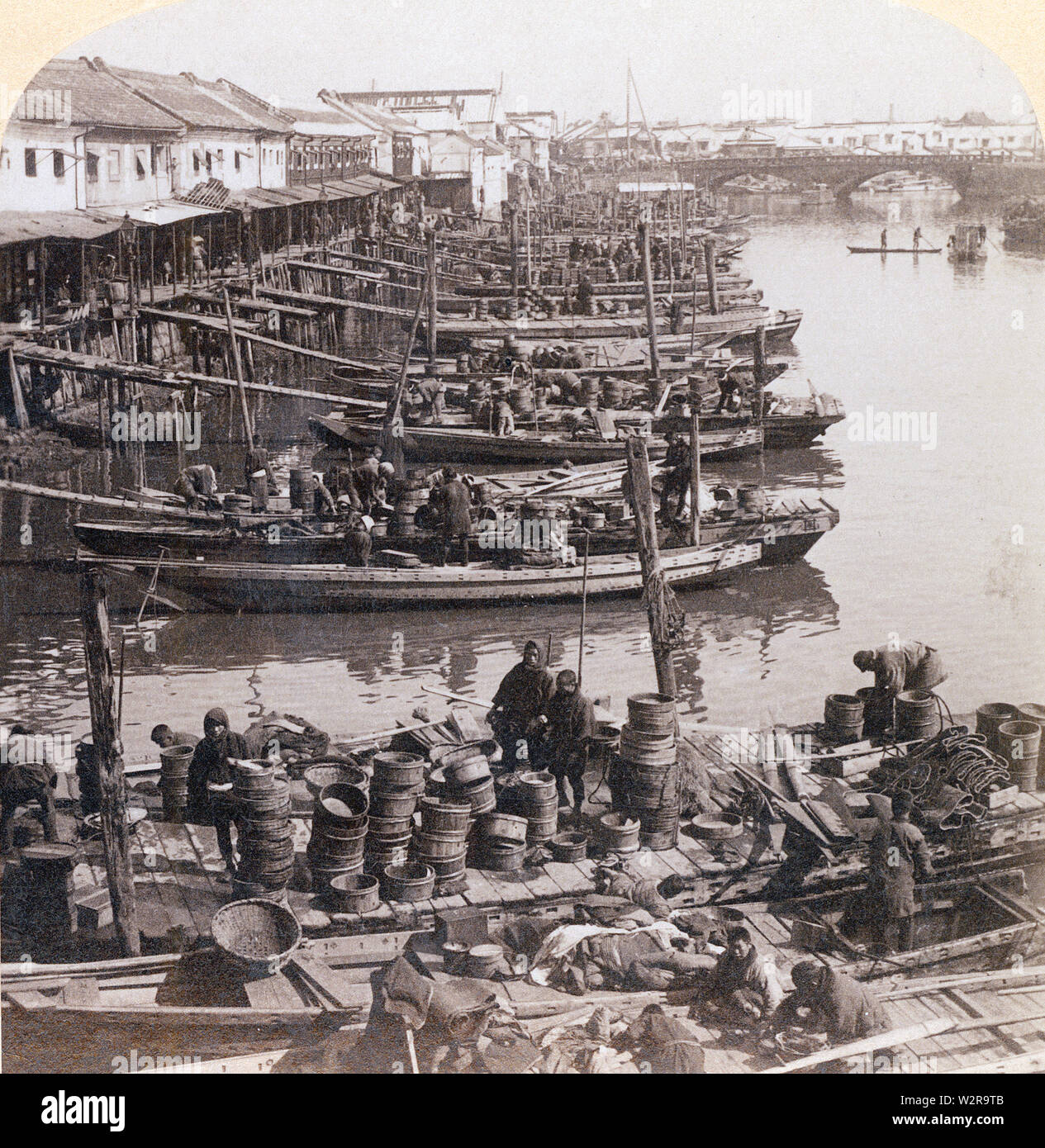 [ 1890s Japan - Tokyo Fish Market at Nihonbashi ] —   Boats are docked at the Nihonbashi fish market in Tokyo.  The market was destroyed by the Great Kanto Earthquake (Kanto Daishinsai) of September 1, 1923 (Taisho 12). It re-opened in Tsukiji in 1935 (Showa 10), where it remained until October 6, 2018 (Heisei 30).  19th century vintage stereoview. Stock Photo