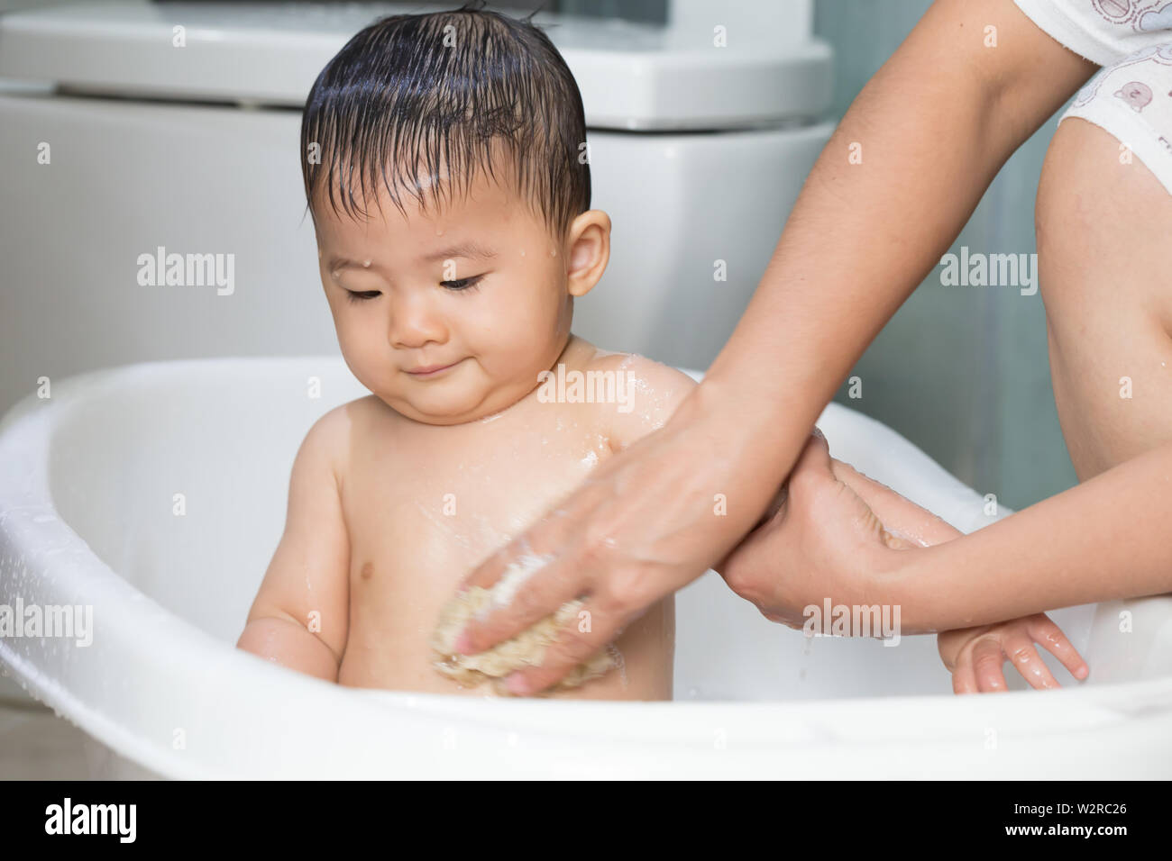 Японские мамы в ванной. Мальчик принимает ванну. Take a Bath Asian. Маленький мальчик с мамой в ване. Mom taking a Bath.