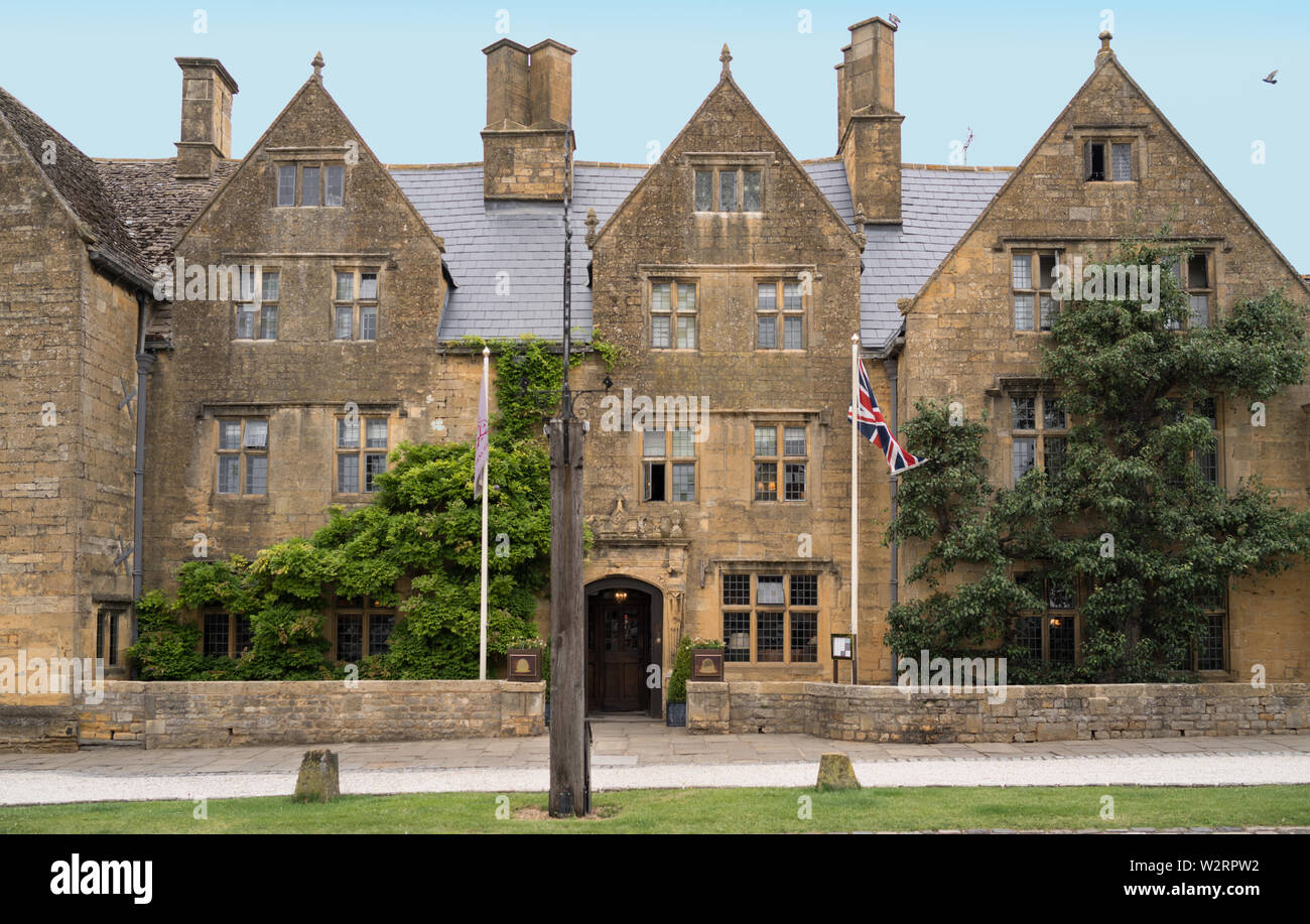 Lygon Arms Hotel , an inn built of Cotswold stone, established AD 1532, in the picturesque Cotswolds village of Broadway Stock Photo