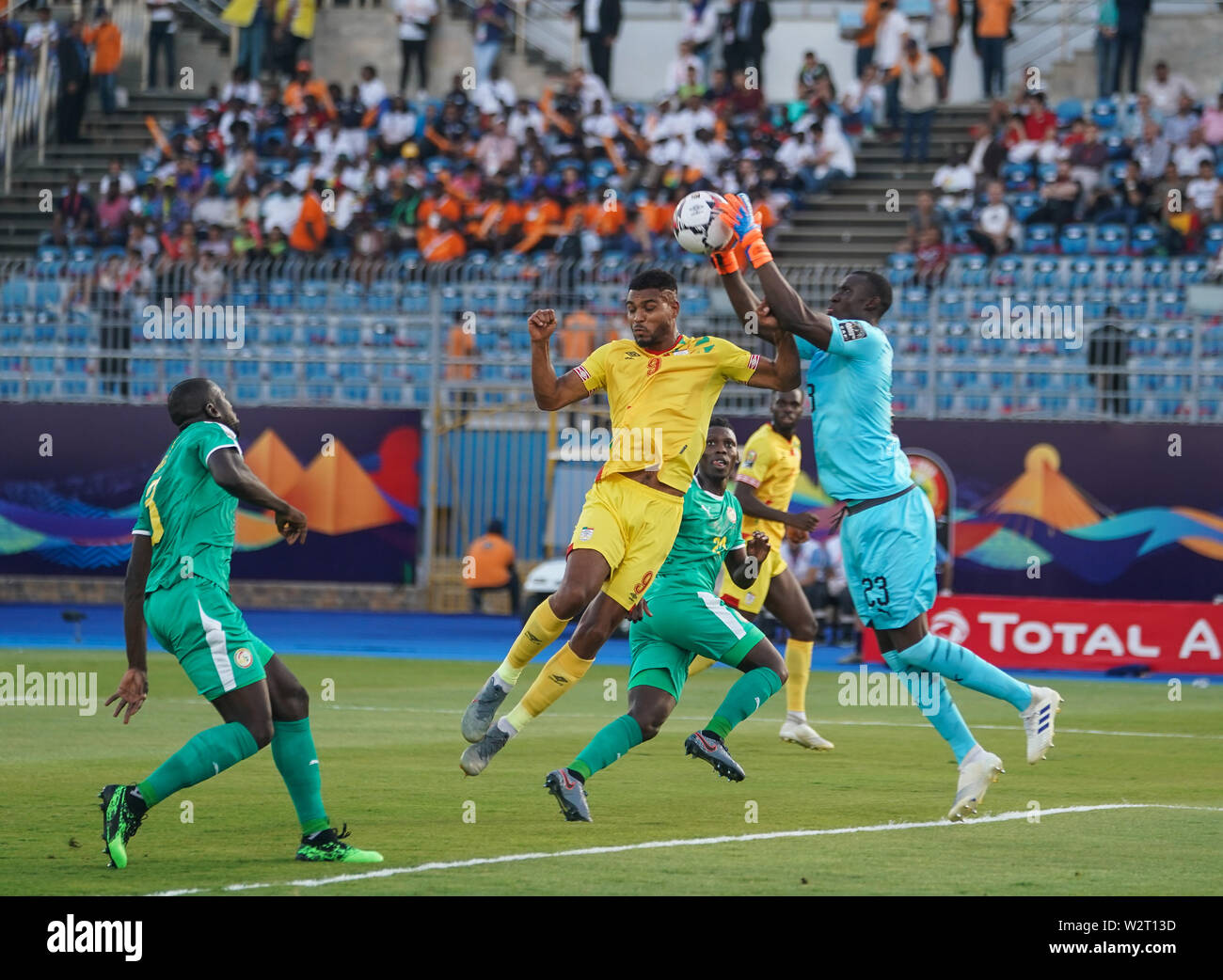 Cairo, Senegal, Egypt. 10th July, 2019. FRANCE OUT July 10, 2019: Amigo Alfred Junior Gomis of Senegal catching the ball in front of Steve Michel Mounie of Benin during the 2019 African Cup of Nations match between Senegal and Benin at the 30 June Stadium in Cairo, Egypt. Ulrik Pedersen/CSM/Alamy Live News Stock Photo