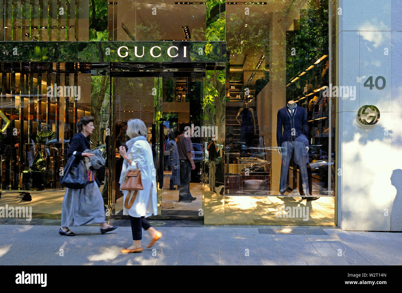 dusseldorf, germany - april 30, 2011: women passing by a gucci boutique on  konigsalle in dusseldorf d110038 (5227) - dusseldorf - 2011-04-30 sa Stock  Photo - Alamy
