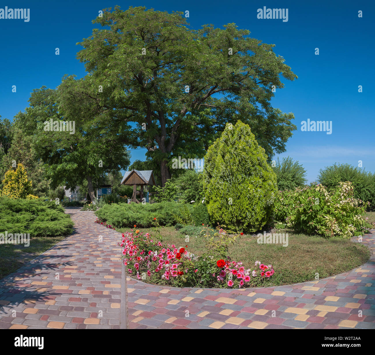 Landscaped flowers hi-res stock photography and images - Alamy