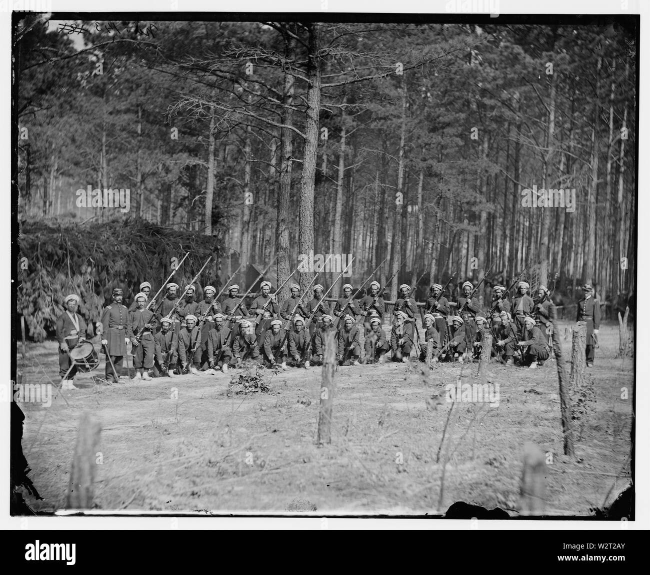 Petersburg, Va. Company F, 114th Pennsylvania Infantry (Zouaves) with fixed bayonets; Photograph of the main eastern theater of war, the siege of Petersburg, June 1864-April 1865. Stock Photo