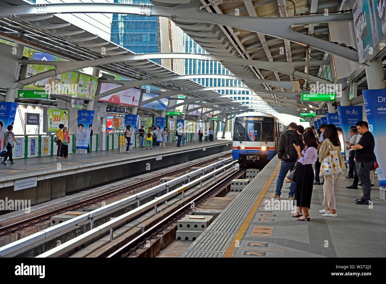 Bangkok Thailand January 17 2019 People At Ploenchit Bts Skytrain Bangkok Thailand January 17 2019 People At Ploenchit Bts Skytrain