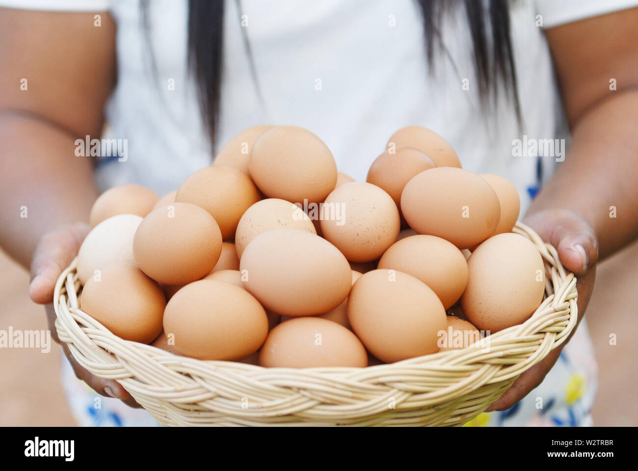 Собирать куриные яйца. Держит корзину с яйцами. Egg woman. Девушка с корзиной куриных яиц обои. Ребенок собирает куриные яйца.