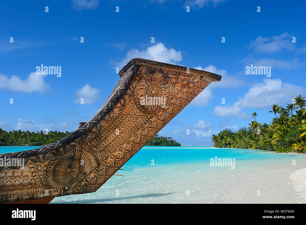 Carved prow of a Polynesian vessel moored on the turquoise coral  lagoon of Aitutaki, Cook Islands, Polynesia Stock Photo