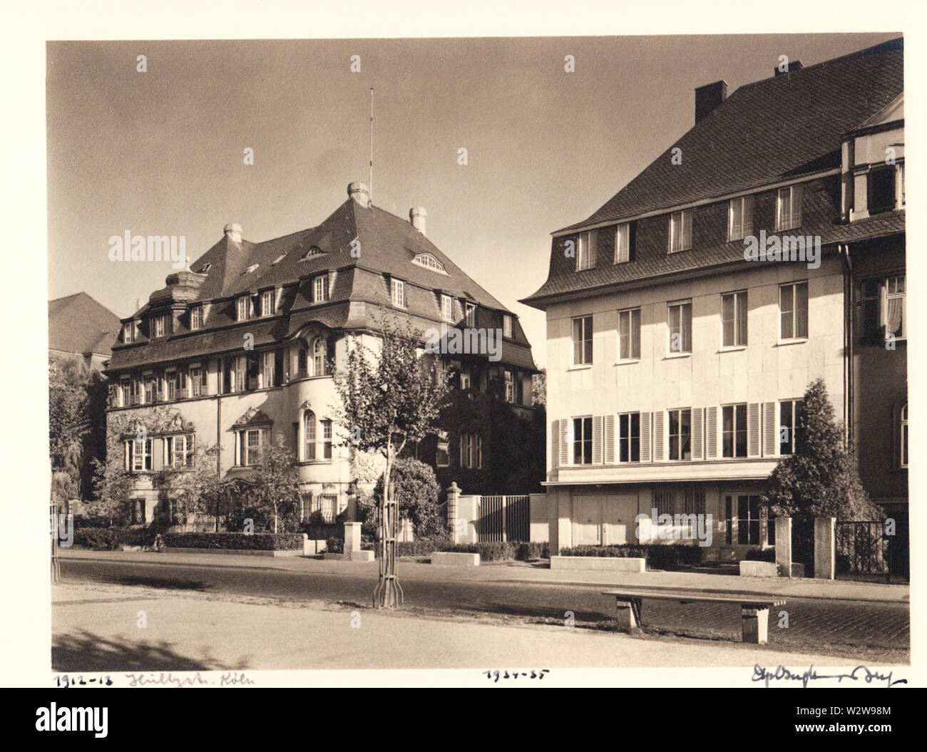 Deutsch: links Doppelvilla Nr.25-27, 1913 erbaut, rechts Mehrfamilienhaus Nr.29, 1935 erbaut Stock Photo