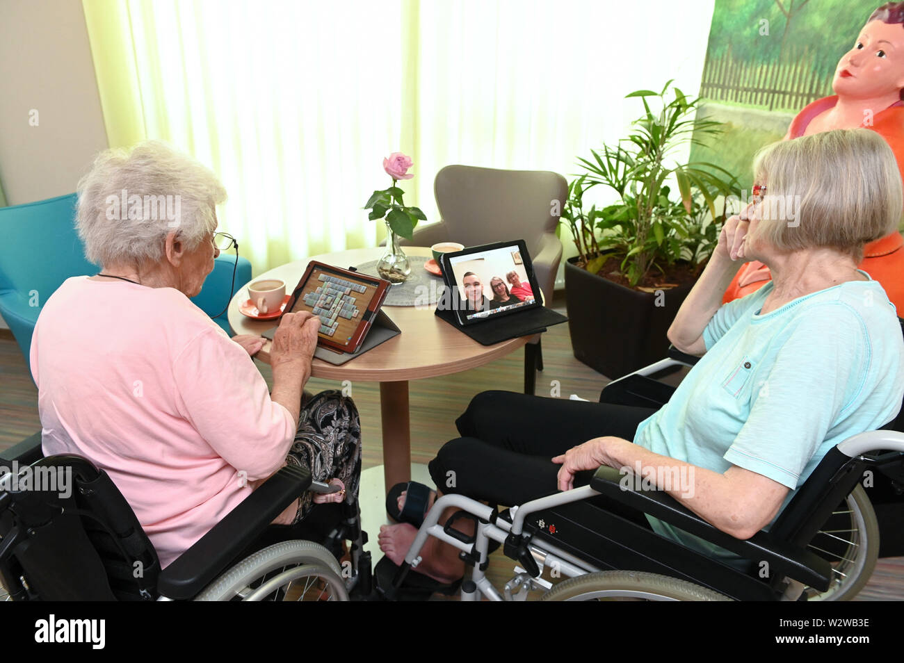 Kassel, Germany. 26th June, 2019. Gisela Bossecker (l, 95) and Rosemarie Fischer (81) and work on their tablet in the Käthe-Richter-Haus retirement home. In retirement homes, the Internet had a niche existence. But nursing homes are rethinking - also because their clientele is changing. Credit: Uwe Zucchi/dpa/Alamy Live News Stock Photo
