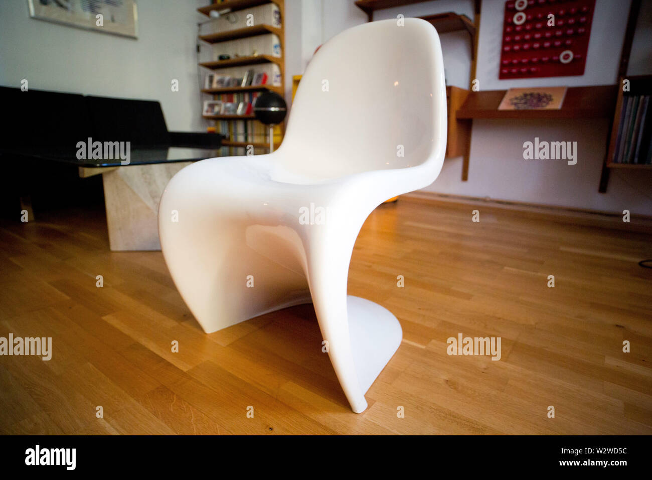 02 July 2019, Germany (German), Berlin: A chair designed by the Danish designer Verner Panton stands in an apartment. The design from 1959 belongs to the design epoch of the Space Age. (To the KORR report 'Space in the living room - the moon landing and the Space Age' from 11.07.2019) Photo: Daniel Naupold/dpa Stock Photo