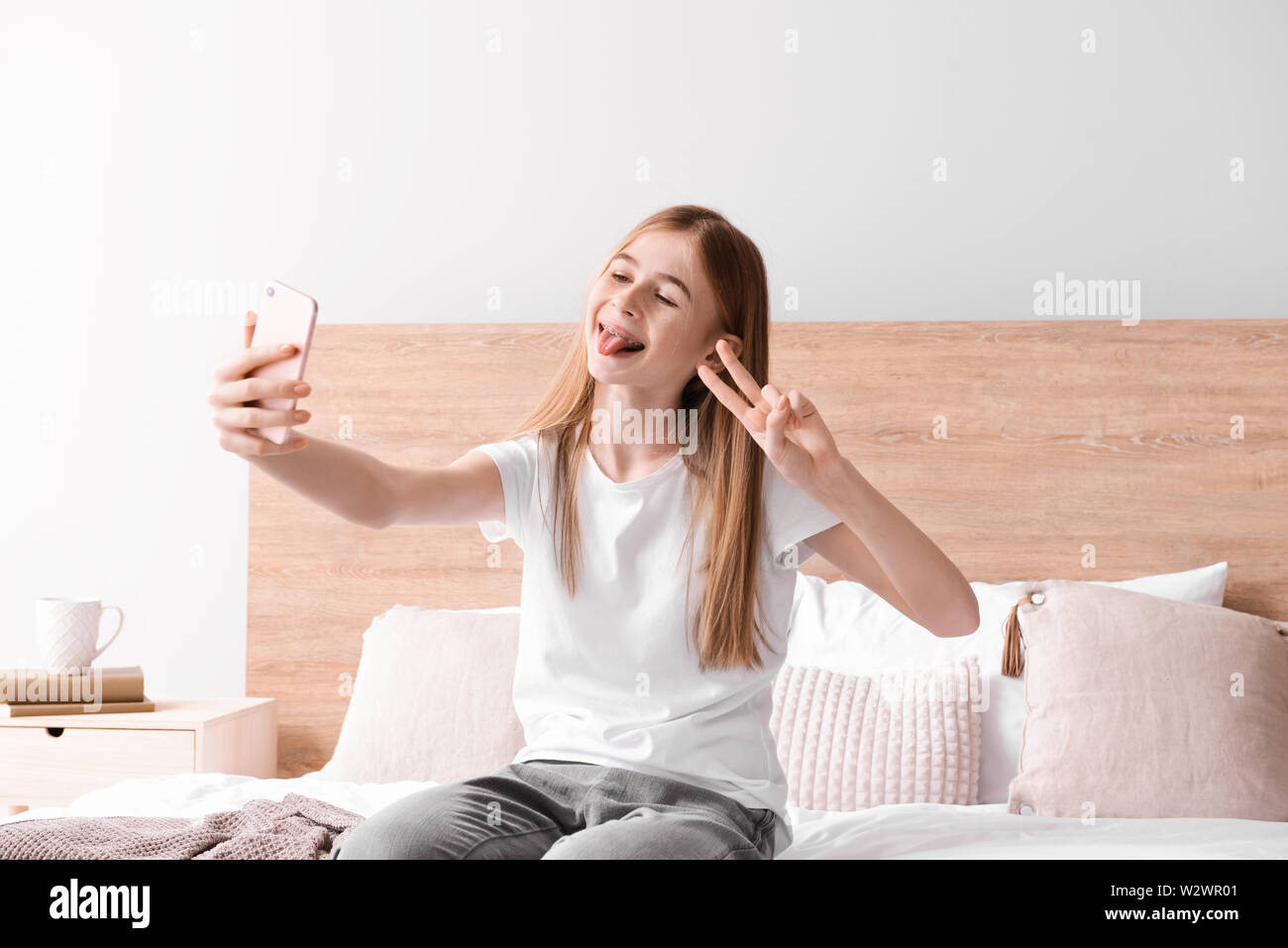 Teenage girl selfie bedroom hi-res stock photography and images - Alamy