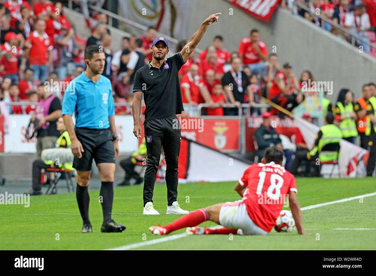 Lisbon, Portugal. 10th July, 2019. Coach Vincent Kompany (M) of Royal Sporting Club Anderlecht in action during the Pre-Season football match 2019/2020 between SL Benfica vs Royal Sporting Club Anderlecht.(Final score: SL Benfica 1 - 2 Royal Sporting Club Anderlecht) Credit: SOPA Images Limited/Alamy Live News Stock Photo