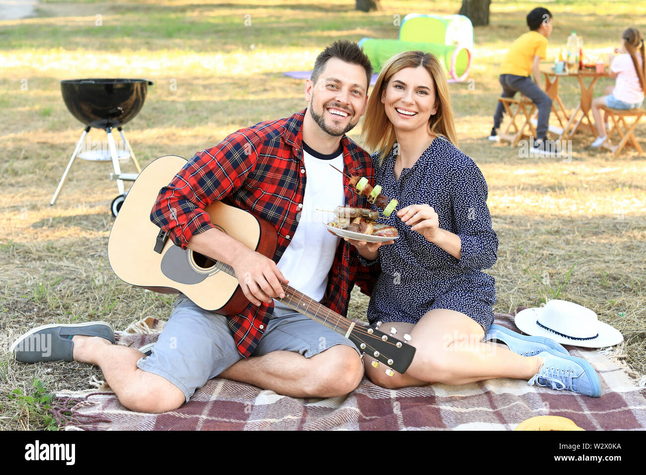 Couple children having picnic hi-res stock photography and images - Alamy