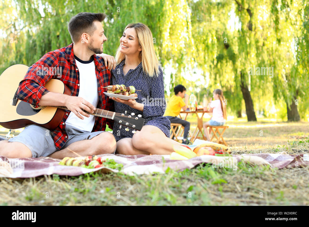 Couple children having picnic hi-res stock photography and images - Alamy