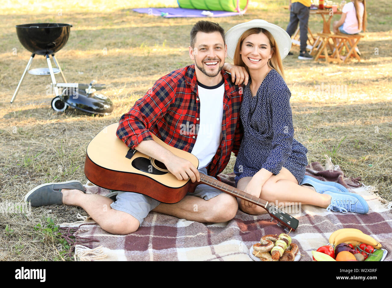 Couple children having picnic hi-res stock photography and images - Alamy