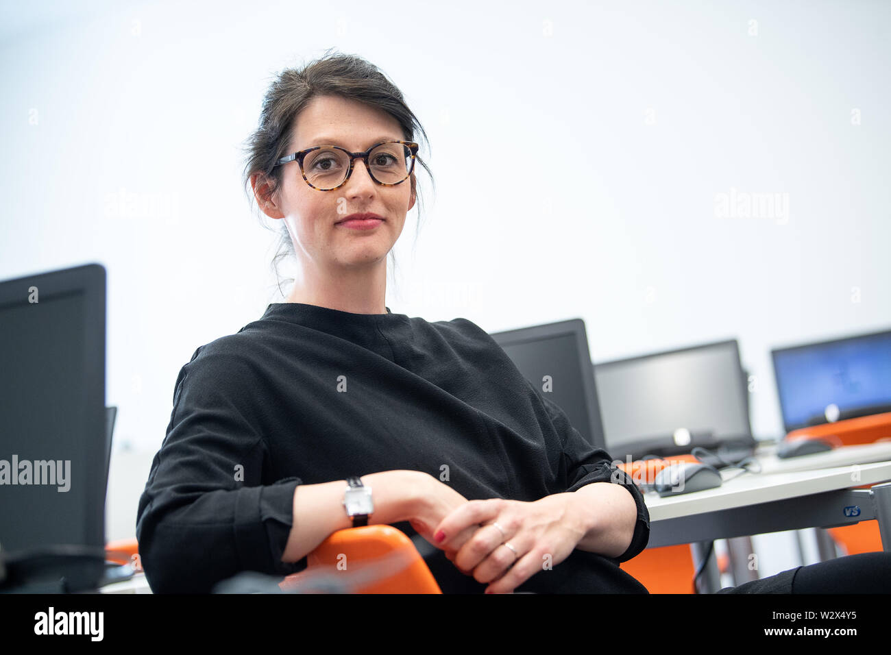 18 April 2019, Baden-Wuerttemberg, Tübingen: Juliane Richter, member of the Multiple Representations working group, sits in a digital classroom at the Leibniz Institute for Knowledge Media. (to dpa story 'Technology and Brain') Photo: Sebastian Gollnow/dpa Stock Photo