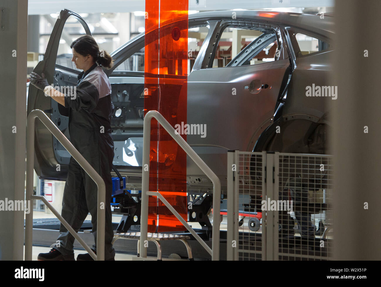 Painting new car factory hires stock photography and images Alamy
