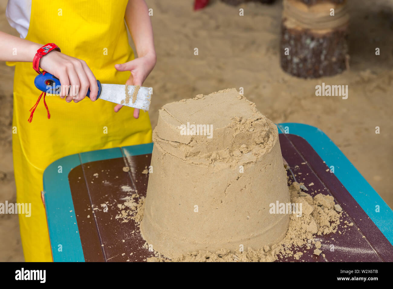 Make a sand castle. Замки из песка детские из ведерка. Что можно сделать из песка. Песочный замок из ведерок . .. Как сделать замок из песка с помощью ведерка.