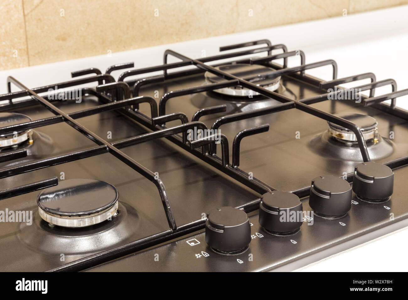 Gas burner on a black modern kitchen stove Stock Photo - Alamy