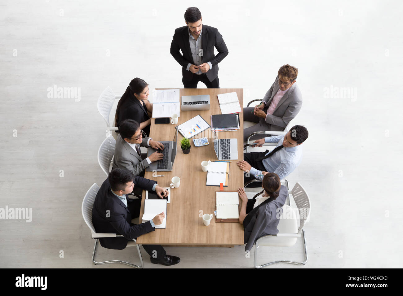 Team work around a table hi-res stock photography and images - Alamy