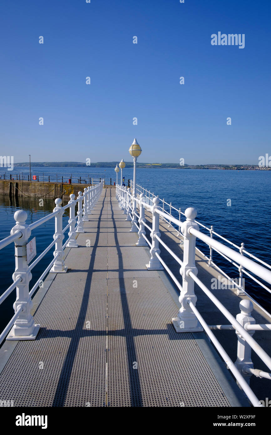 Benches promenade walkway hi-res stock photography and images - Alamy