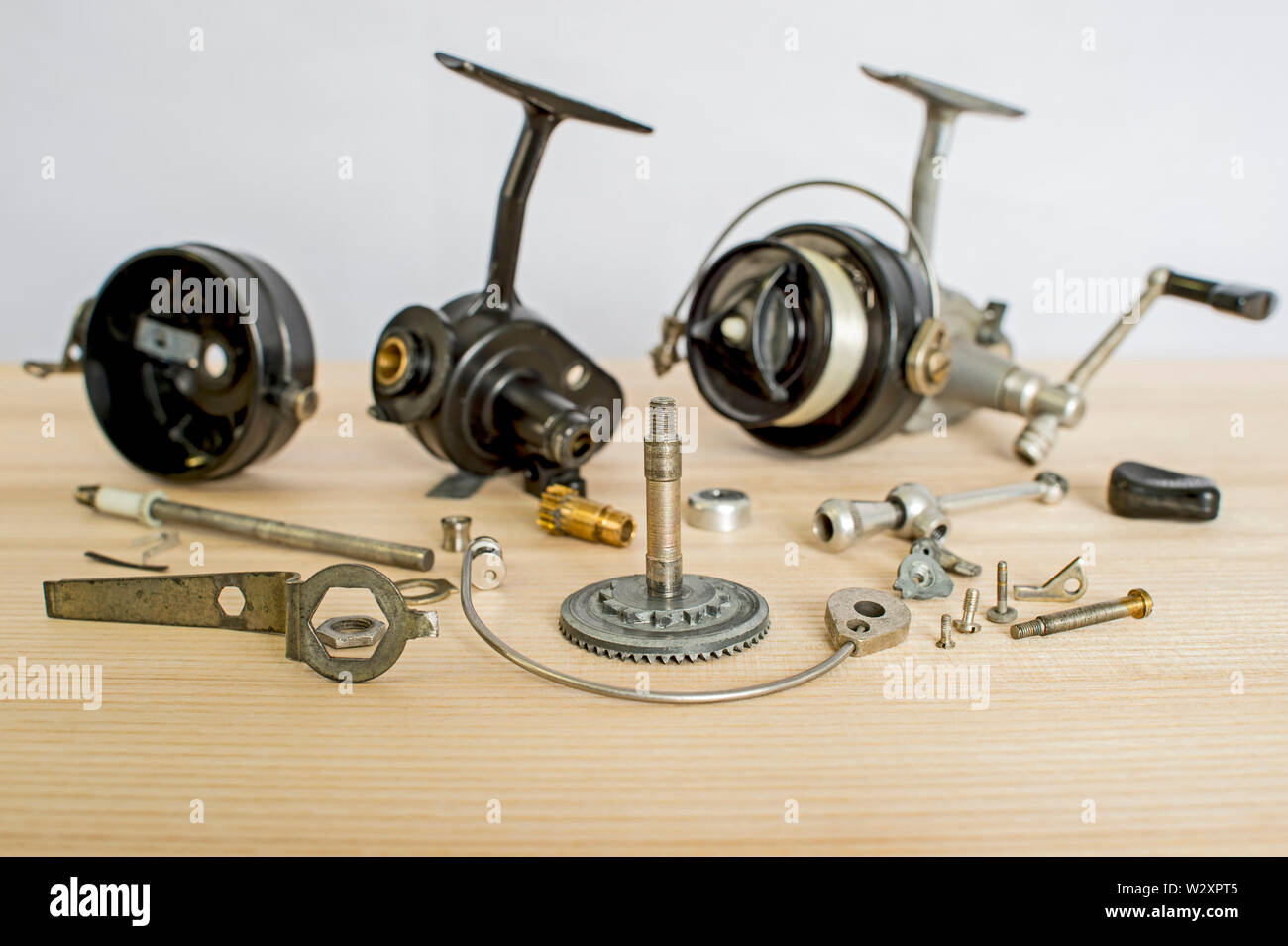 https://c8.alamy.com/comp/W2XPT5/a-fishing-spinning-reel-as-a-whole-and-a-second-similar-completely-disassembled-concept-parts-of-a-whole-W2XPT5.jpg