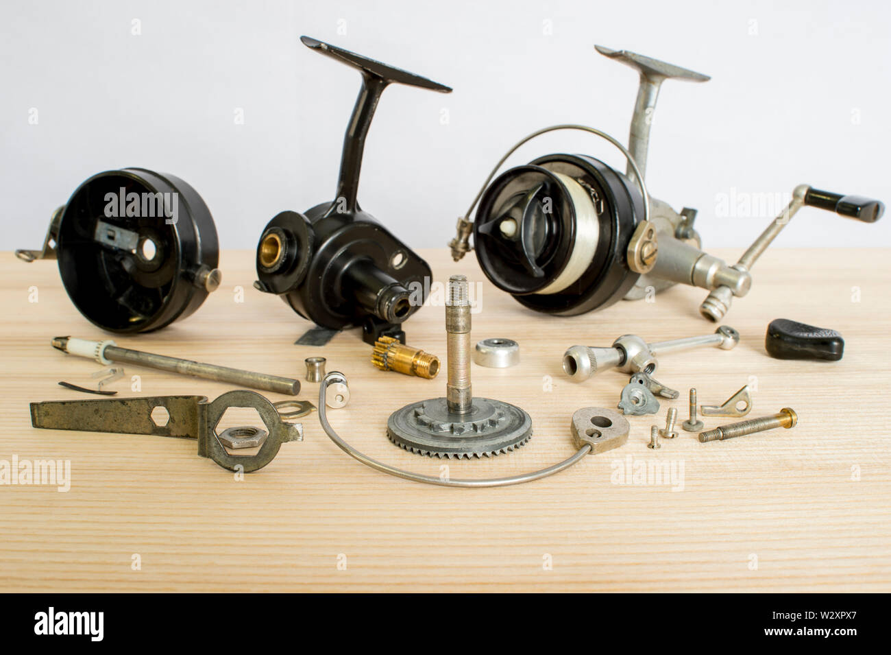 https://c8.alamy.com/comp/W2XPX7/a-fishing-spinning-reel-as-a-whole-and-a-second-similar-completely-disassembled-concept-parts-of-a-whole-W2XPX7.jpg