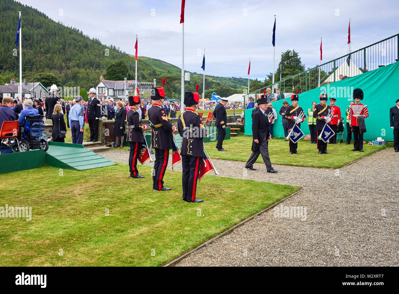 The Governor of the Isle of Man Sir Richard Gozney prepares to lay a wreath at the war memorial on Tynwald Day Stock Photo