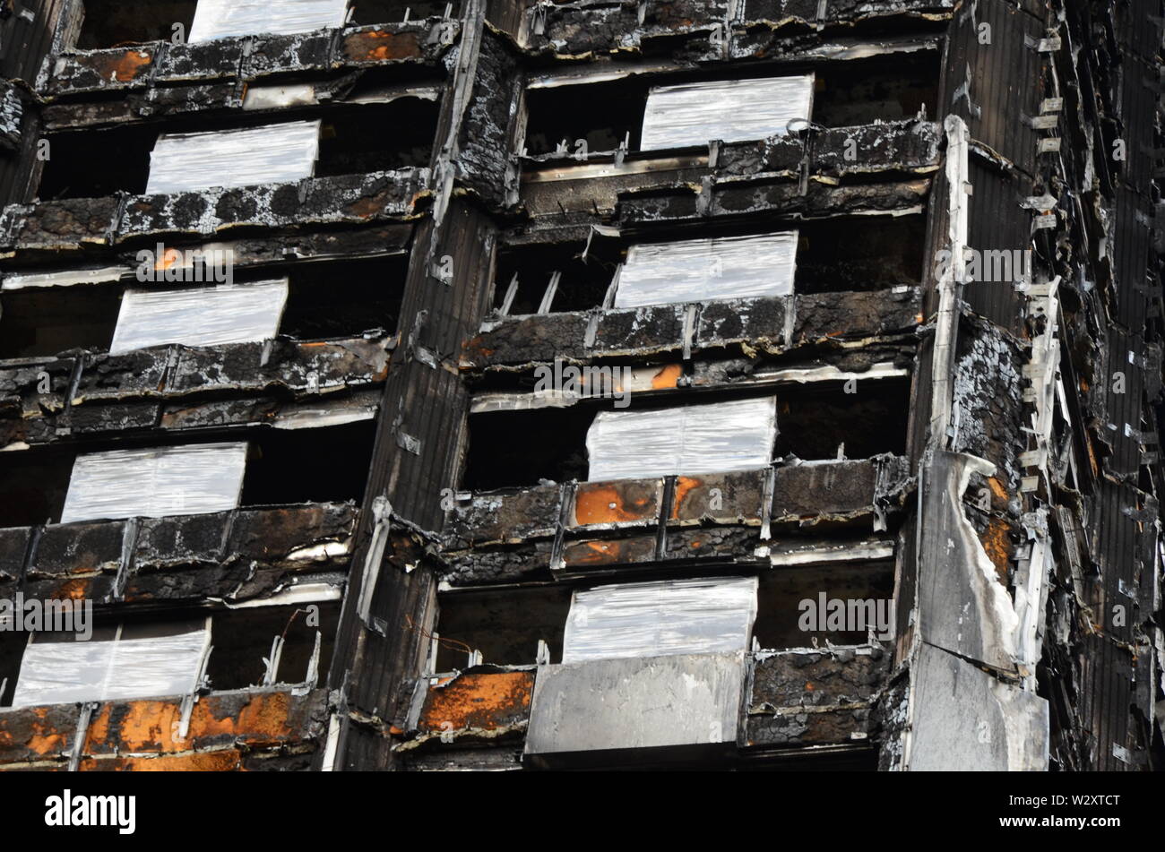 building destroyed by fire Stock Photo - Alamy