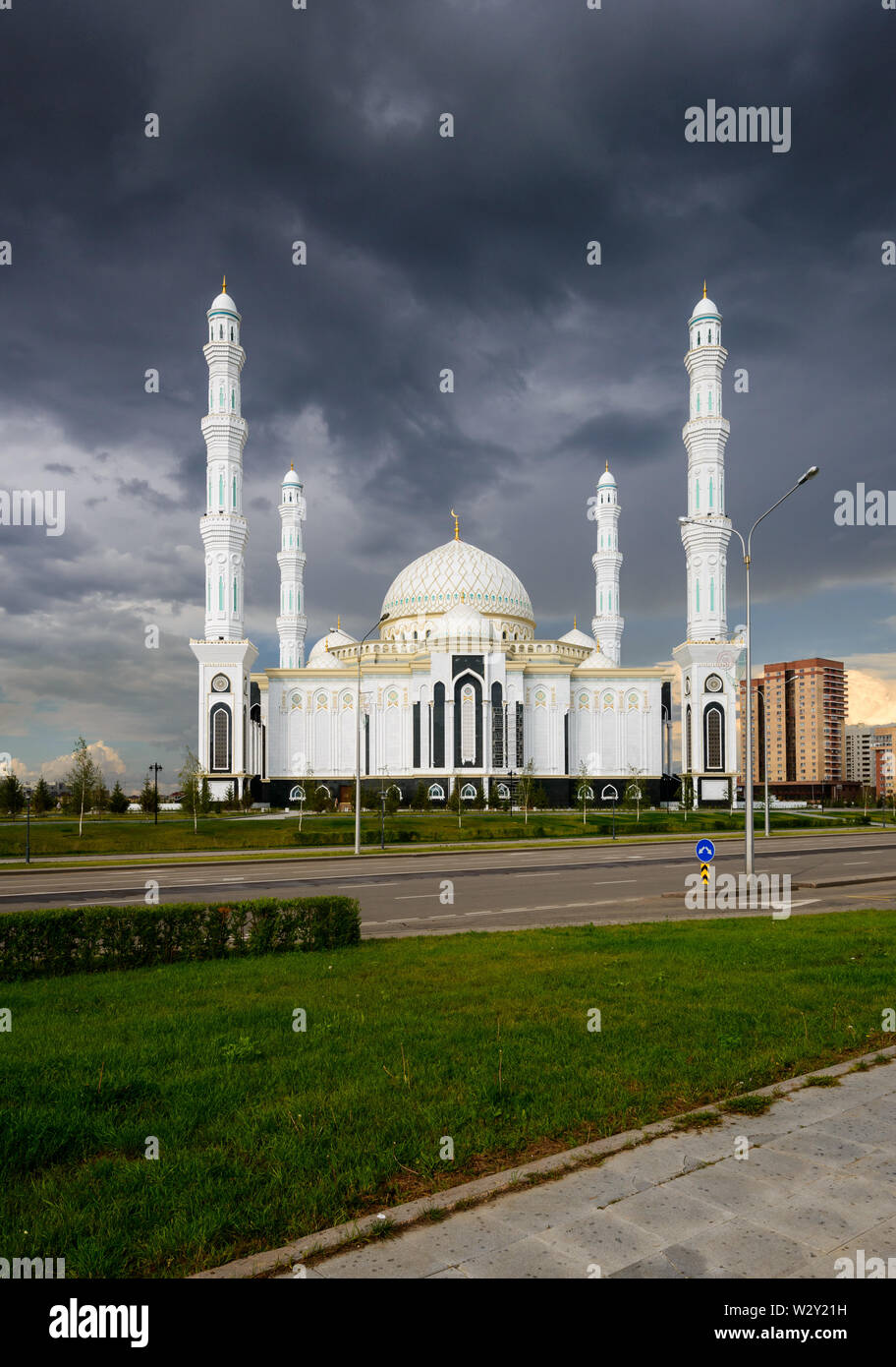 Hazrat Sultan The Largest Mosque In Kazakhstan Stock Photo Alamy