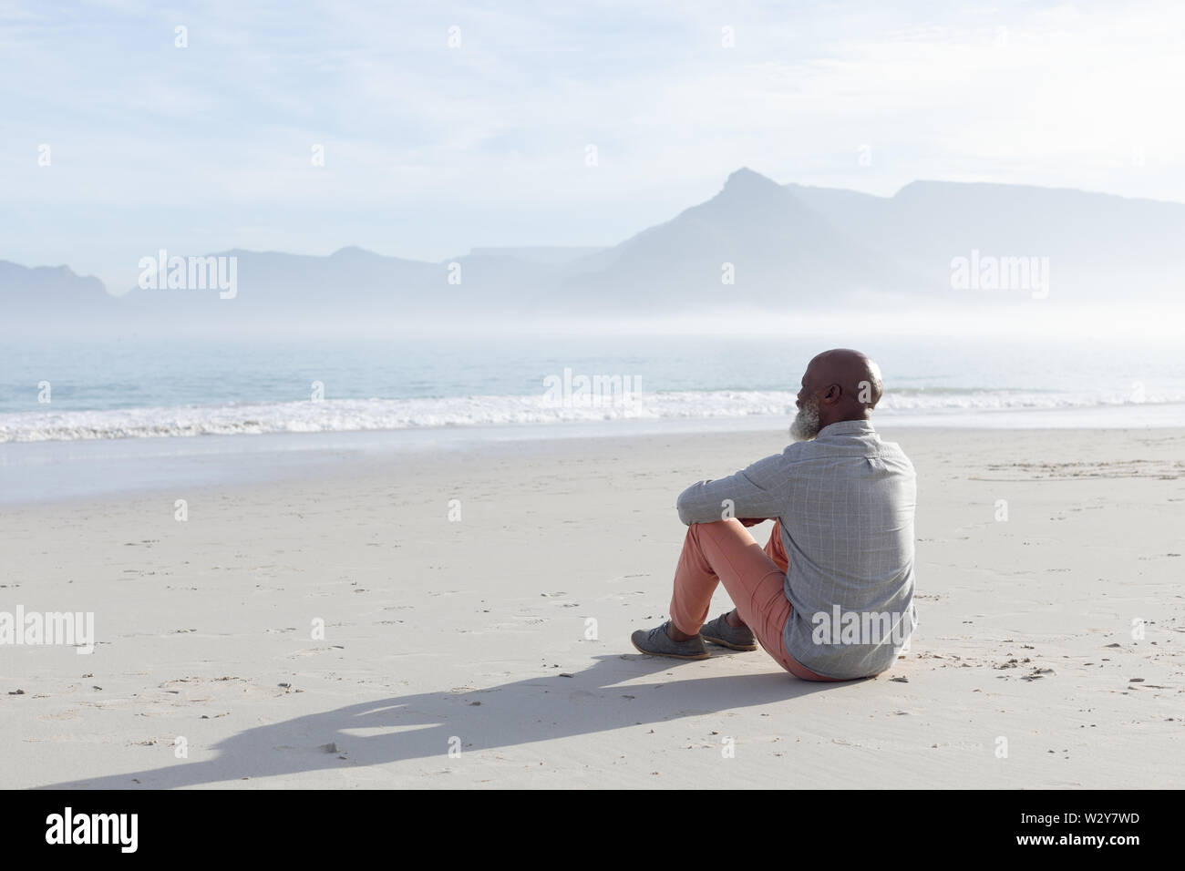 Black man sitting on the beach hi-res stock photography and images - Alamy