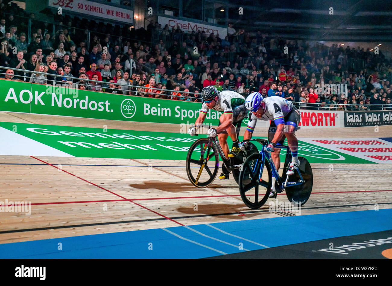 Sixdays Berlin 2019, 4. Tag. Sonntag 27.01.2019, Sprint Final. Denis Dmitriev (4) siegt gegen Maximilian Levy (1), Velodrom, Prenzlauer Berg, Berlin Stock Photo