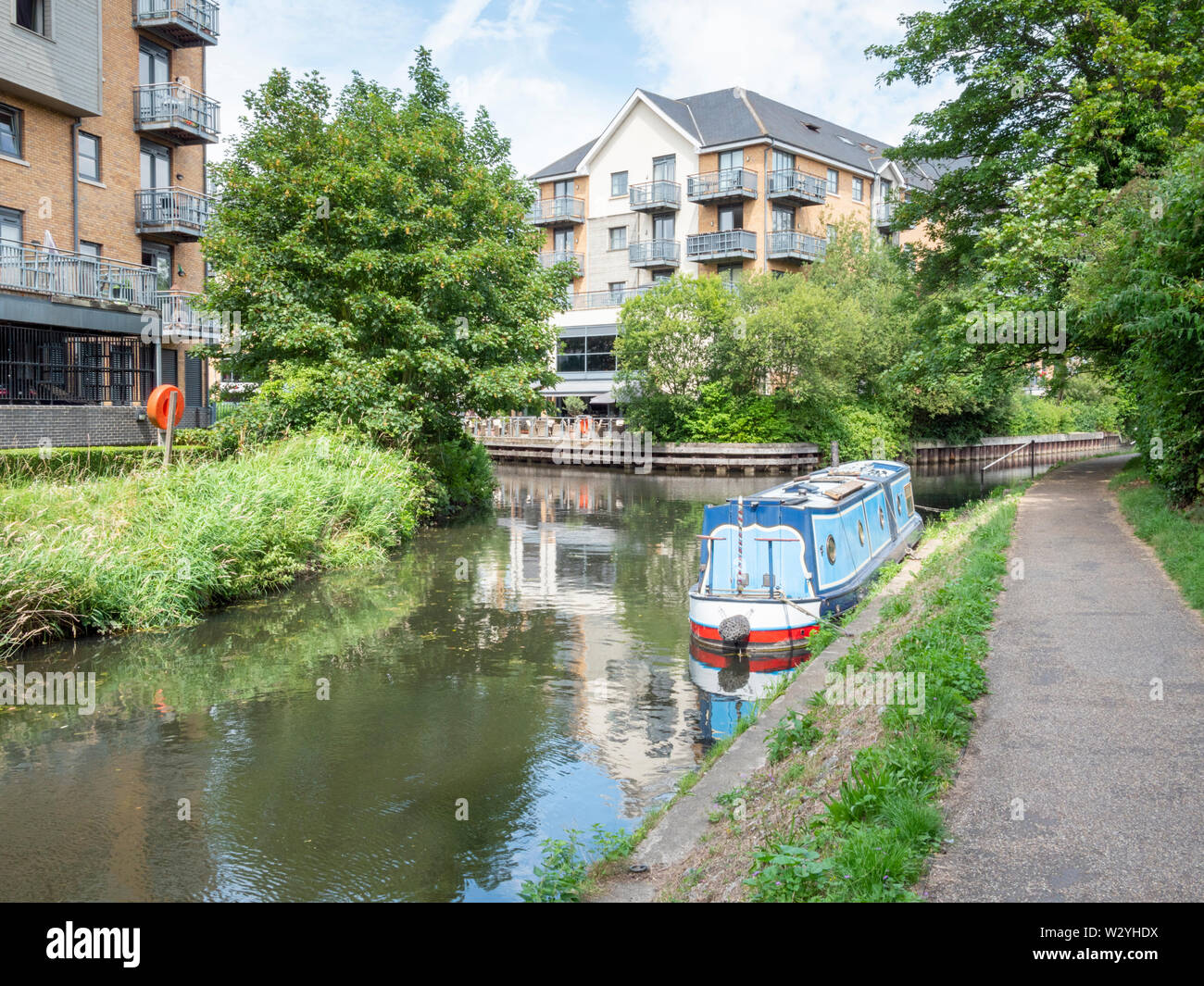 Canal barge boat mooring hi-res stock photography and images - Alamy
