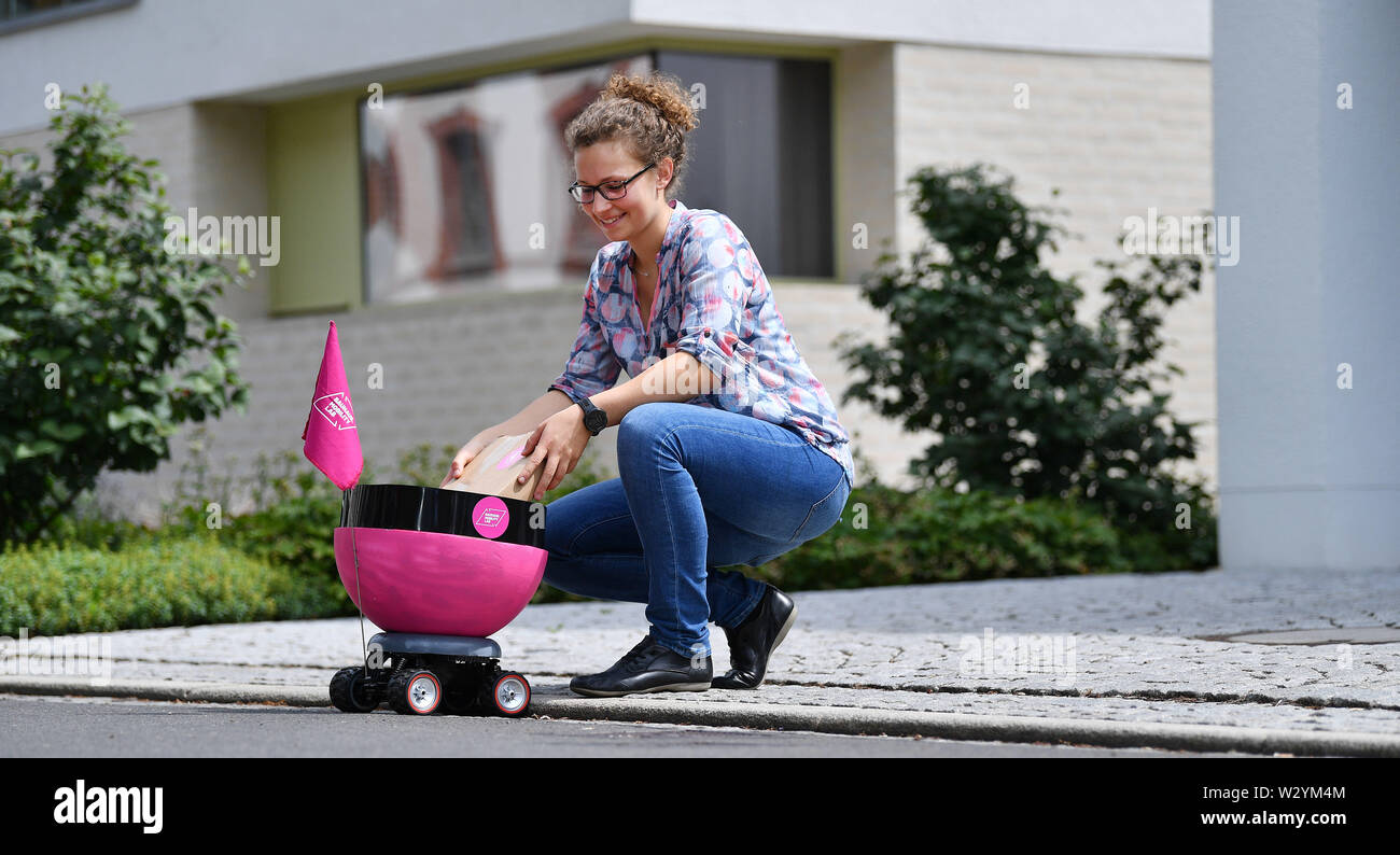 Erfurt, Germany. 11th July, 2019. At presentation of the Bauhaus.MobilityLab research project, the delivery of a consignment a simple prototype of a delivery robot is demonstrated. The Innovation Quarter Brühl