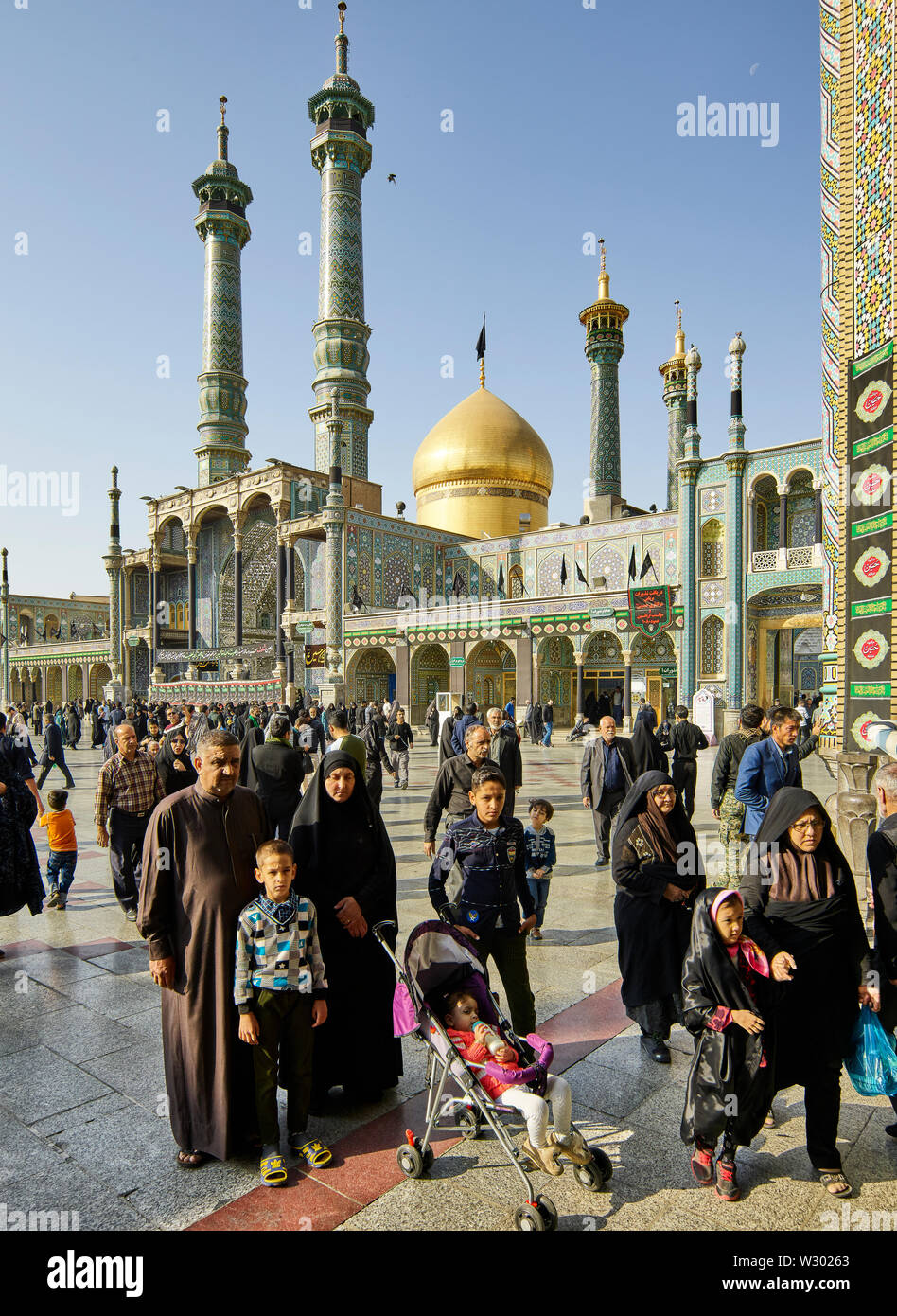 Qom, Iran. 10th Nov, 2017. The shrine of Fatemeh al-Masumehs, sister of the Eighth Imam, in the city of Qom in Iran with its golden dome is an important pilgrimage destination, recorded on 10.11.2017. Minimum fee 20,- Euro minimum fee EUR 20, 00 Credit: Thomas Schulze/dpa-Zentralbild/ZB/dpa/Alamy Live News Stock Photo