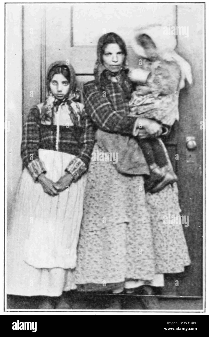 PSM V83 D326 Italian immigrant mother with two children Stock Photo