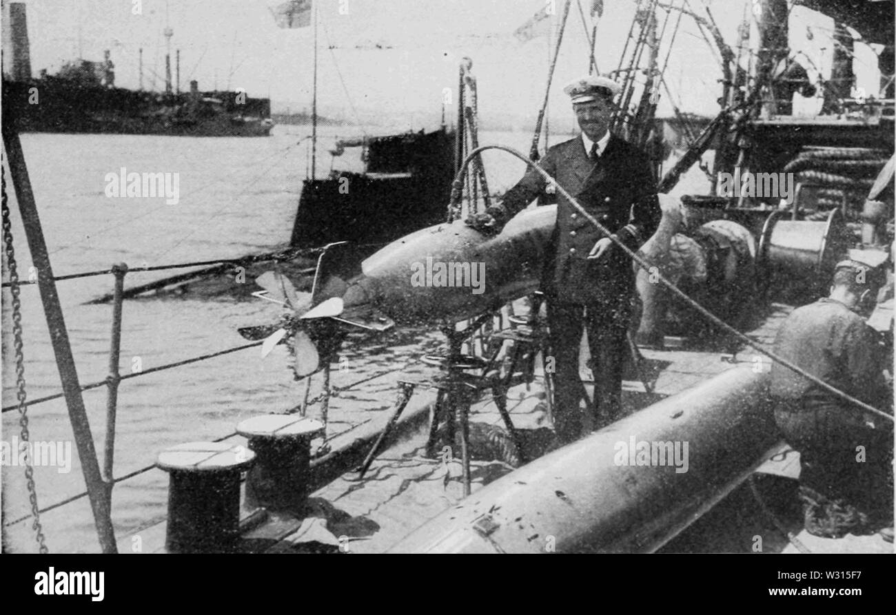 PSM V88 D075 British torpedo being charged with compressed air Stock Photo